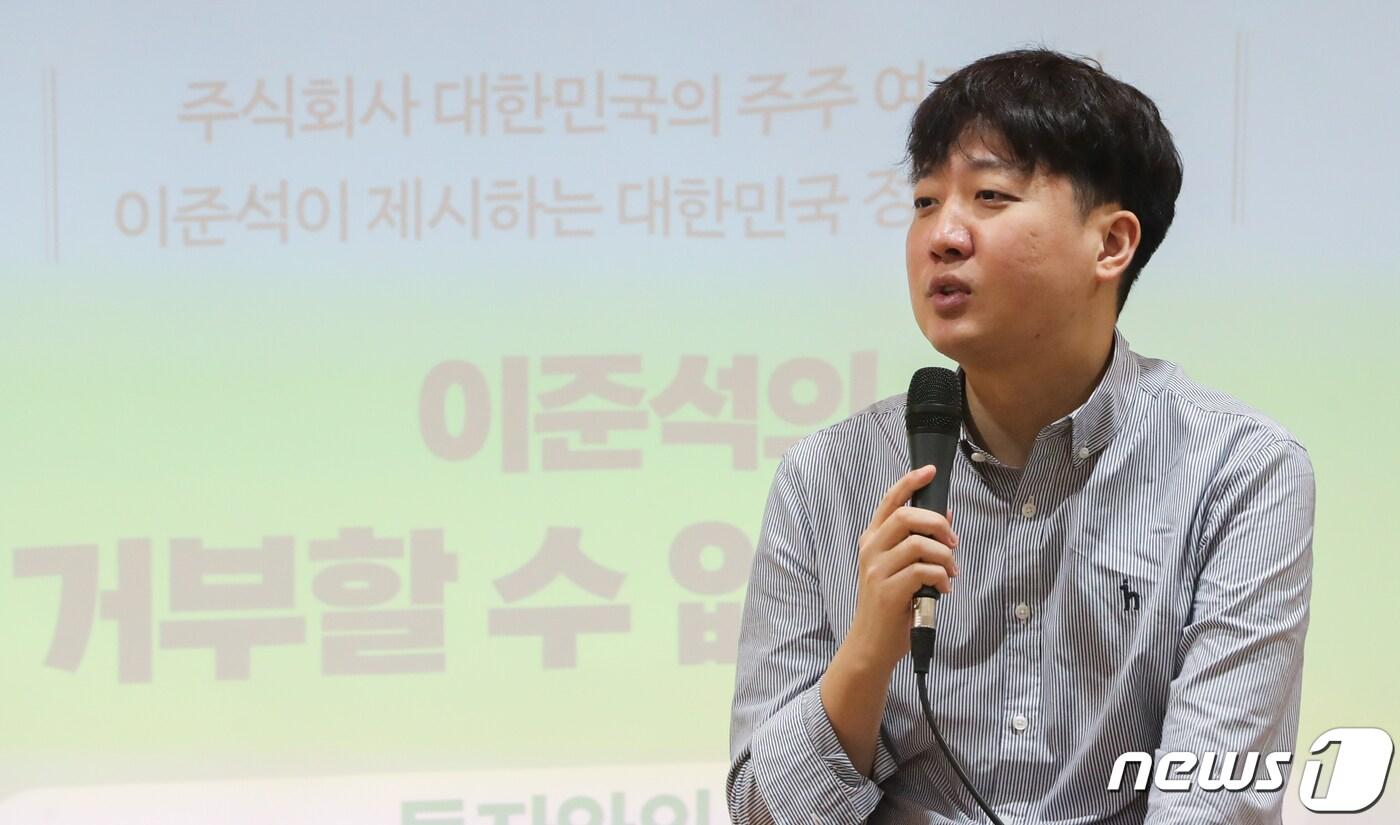 본문 이미지 - 이준석 전 국민의힘 대표가 26일 오후 경기 안산시 단원구의 한 카페에서 저서 '이준석의 거부할 수 없는 미래' 독자와의 만남 시간을 갖고 있다.ⓒ News1 허경 기자