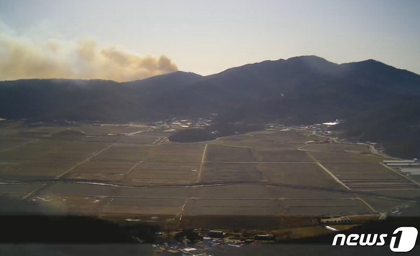 오후 2시44분께 인천시 강화군 화도면 동막리 마니산 초입부에서 불이 났다는 신고가 접수돼 신고를 접수한 산림당국 등이 진화작업을 벌이고 있다.(산림청 제공)2023.3.26/뉴스1 ⓒ News1 박아론 기자