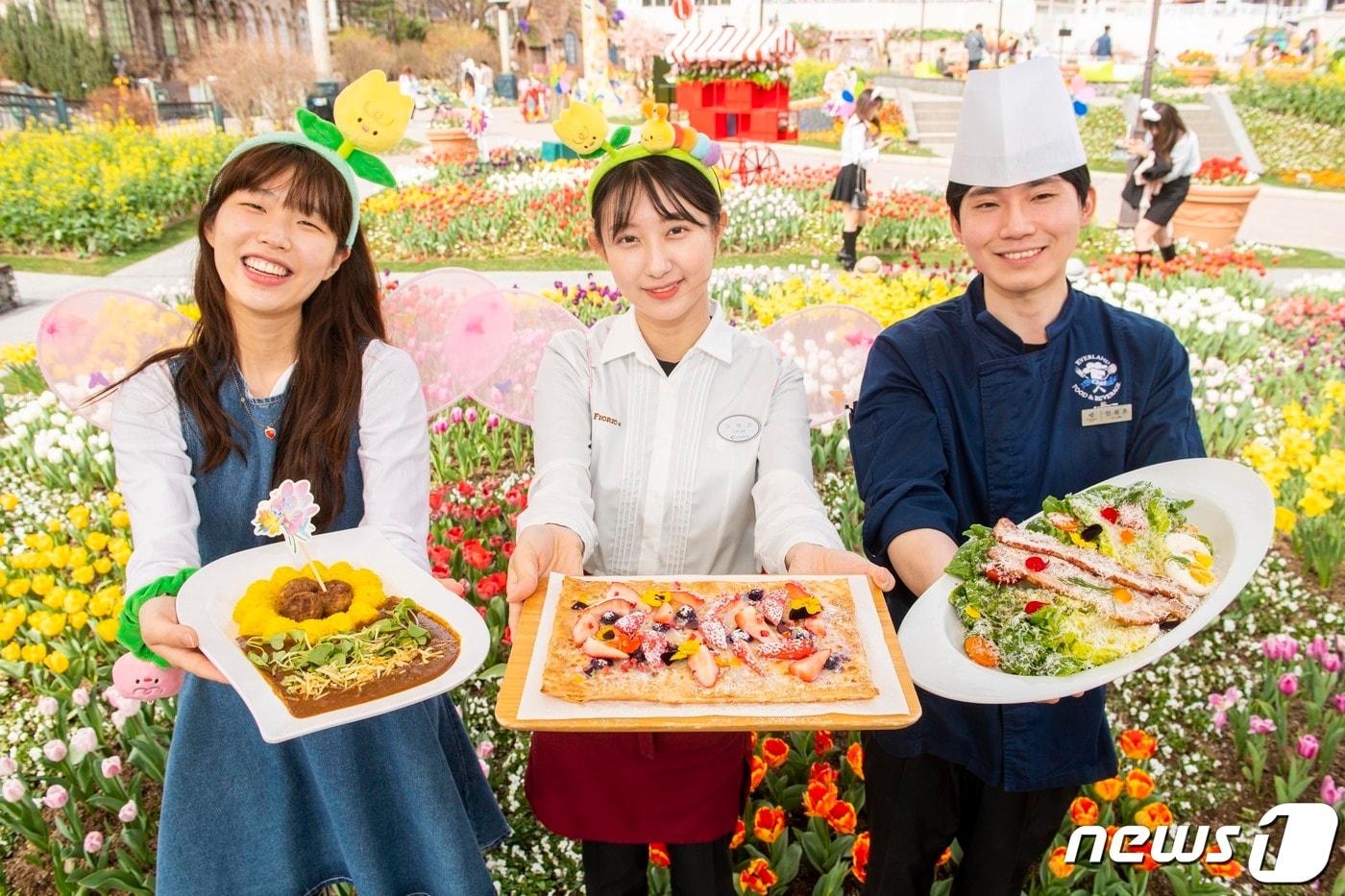 본문 이미지 - 에버랜드 직원들이 페어리 타운에서 선보이는 특선메뉴를 들고 기념촬영 하고 있다. (에버랜드 제공)