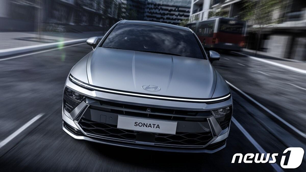 본문 이미지 - 현대자동차가 27일 중형 세단 8세대 쏘나타의 풀체인지급 부분변경 모델인 ‘쏘나타 디 엣지’의 디자인을 최초로 공개했다. (현대자동차 제공) 2023.3.27/뉴스1