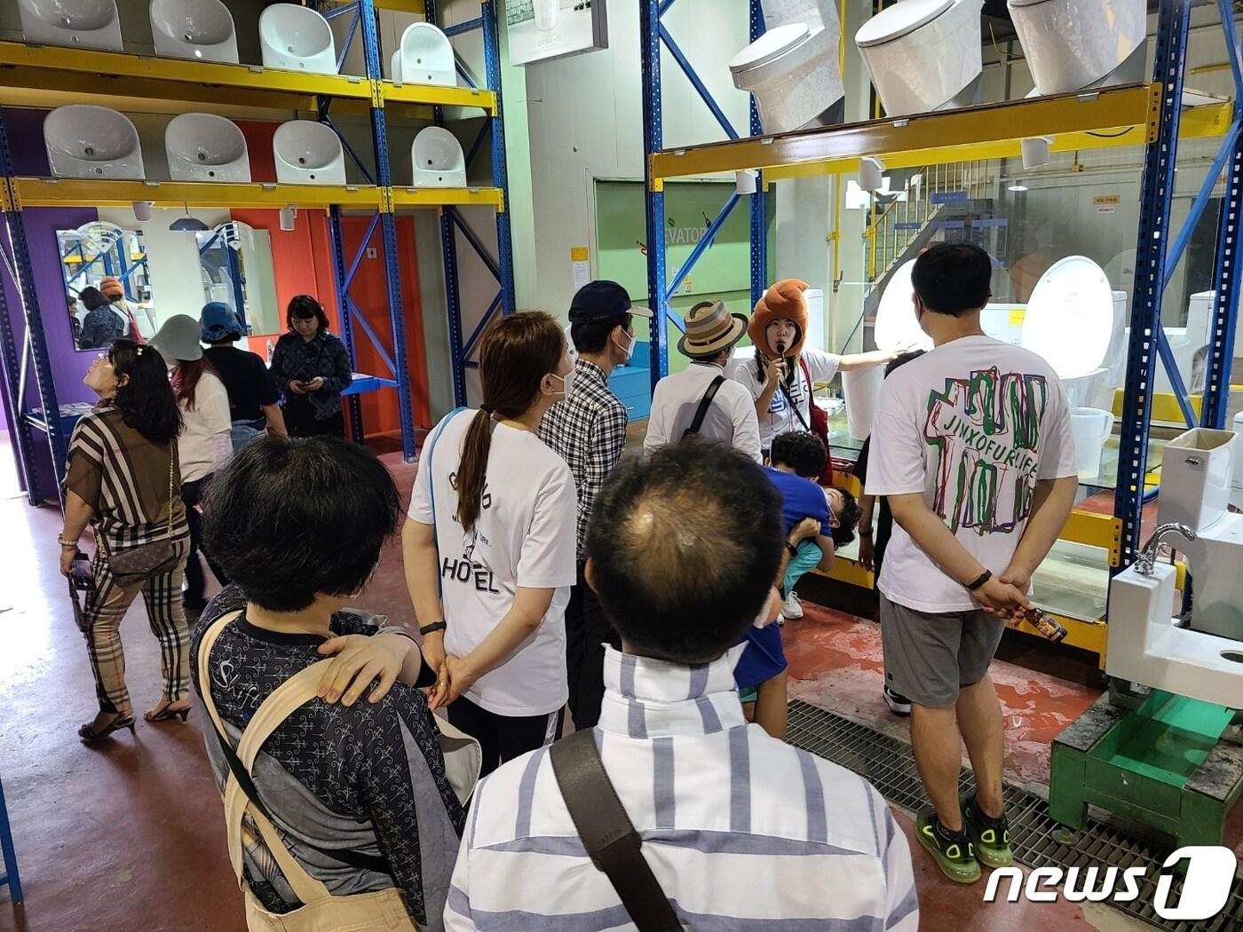 본문 이미지 - 27일 충북 음성군이 팩토리투어에 참여할 기업을 모집한다고 밝혔다. 사진은 인터바스㈜ 팩토리투어.(음성군 제공)2023.3.27/뉴스1