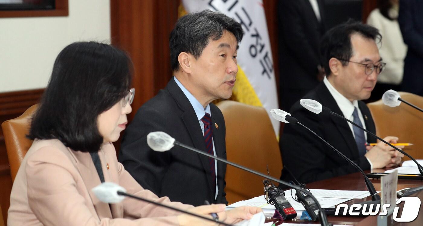 이주호 사회부총리 겸 교육부 장관이 27일 오전 서울 종로구 세종대로 정부서울청사에서 열린 제1차 인신매매등방지정책 조정협의회에서 모두 발언을 하고 있다. 2023.3.27/뉴스1 ⓒ News1 김명섭 기자