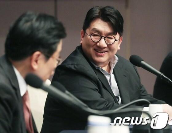 본문 이미지 - 방시혁 하이브 의장이 15일 서울 중구 프레스센터에서 열린 관훈클럽 초청 관훈포럼에서 질문을 받고 있다. 2023.3.15/뉴스1 ⓒ News1 송원영 기자