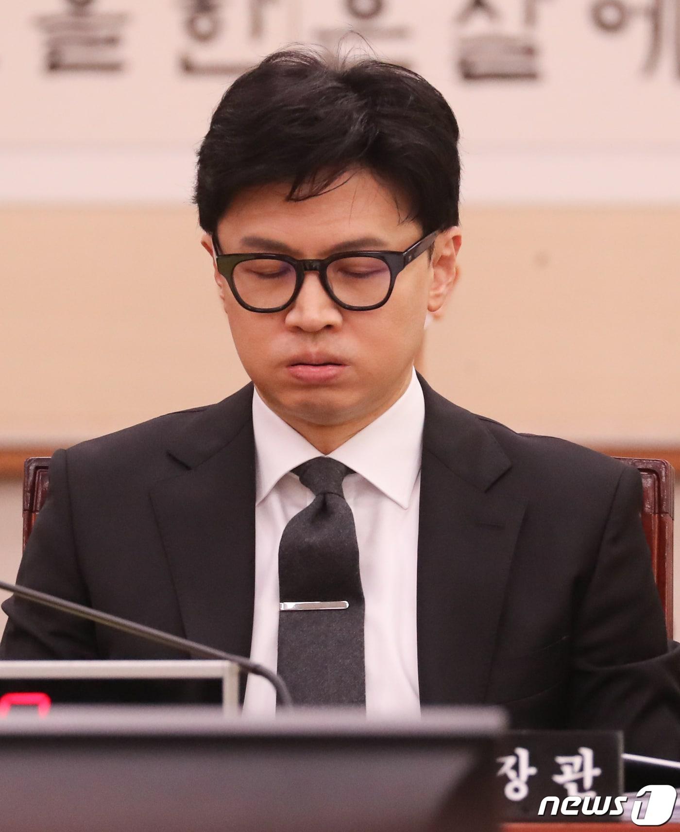 본문 이미지 - 한동훈 법무부 장관이 27일 서울 여의도 국회에서 열린 법제사법위원회 전체회의에서 한숨을 쉬고 있다. ⓒ News1 허경 기자