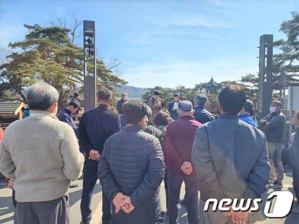 본문 이미지 - 국민권익위원들이 충북 영동군 양산면 봉곡리 소재 강선대 주차장에서 주민들의 의견을 듣고 있다. (독자 제공) 