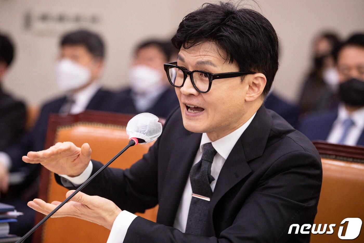 한동훈 법무부 장관이 27일 서울 여의도 국회에서 열린 제404회 국회(임시회) 법제사법위원회 제2차 전체회의에서 의원 질의에 답하고 있다. ⓒ News1 유승관 기자