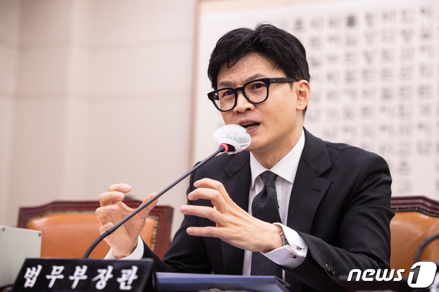 한동훈 법무부 장관이 27일 서울 여의도 국회에서 열린 제404회 국회(임시회) 법제사법위원회 제2차 전체회의에서 의원 질의에 답하고 있다. 2023.3.27/뉴스1 ⓒ News1 유승관 기자