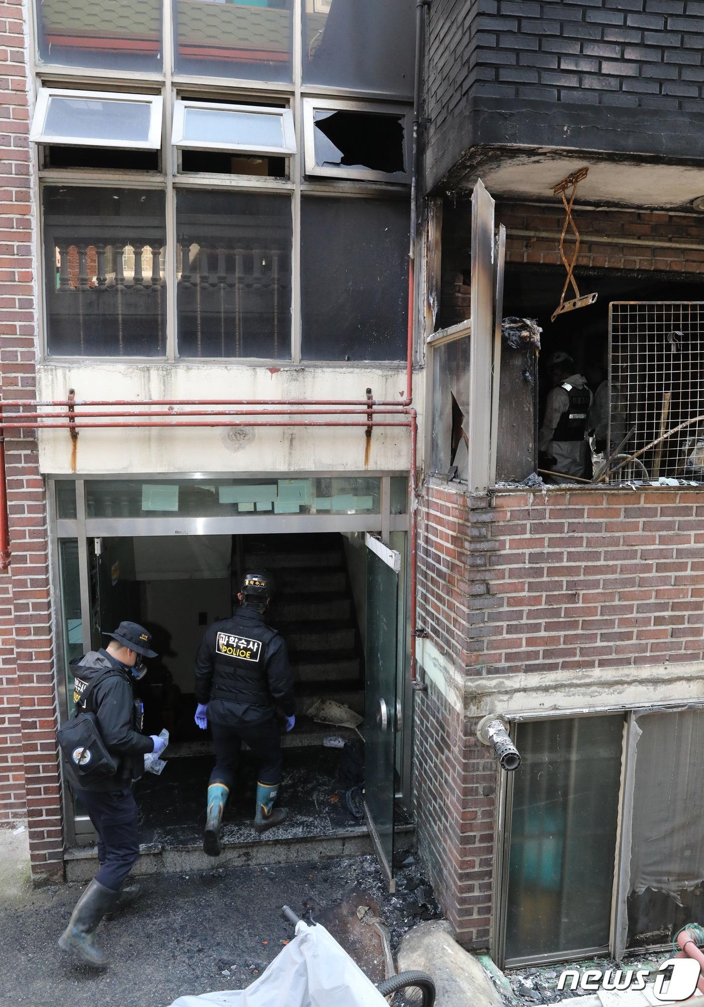 본문 이미지 - 나이지리아 국적의 어린이 4남매가 목숨을 잃은 경기 안산시 단원구 선부동 다세대주택 화재현장에서 27일 오전 경찰과 소방 관계자들이 화재 원인을 조사하고 있다. 2023.3.27/뉴스1 ⓒ News1 김영운 기자