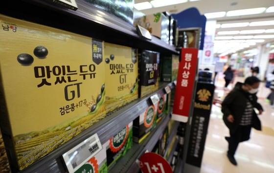 본문 이미지 - 서울의 한 대형마트에 남양유업의 두유가 진열돼 있다.2023.3.27 ⓒ 뉴스1 구윤성 기자