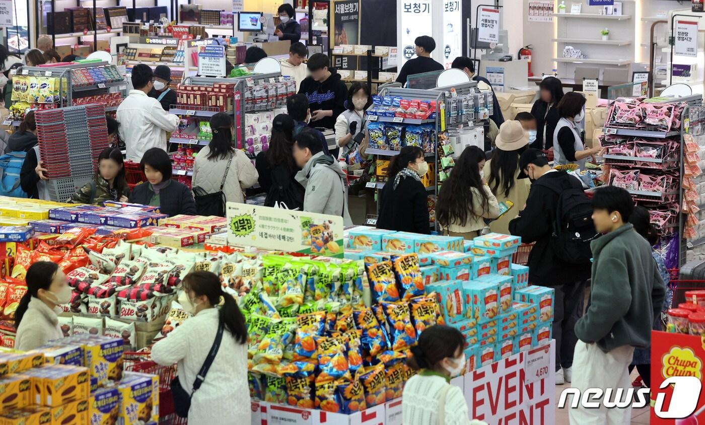 본문 이미지 - 서울의 한 대형마트에서 시민들이 장을 보고 있다. 2023.3.27/뉴스1 ⓒ News1 구윤성 기자