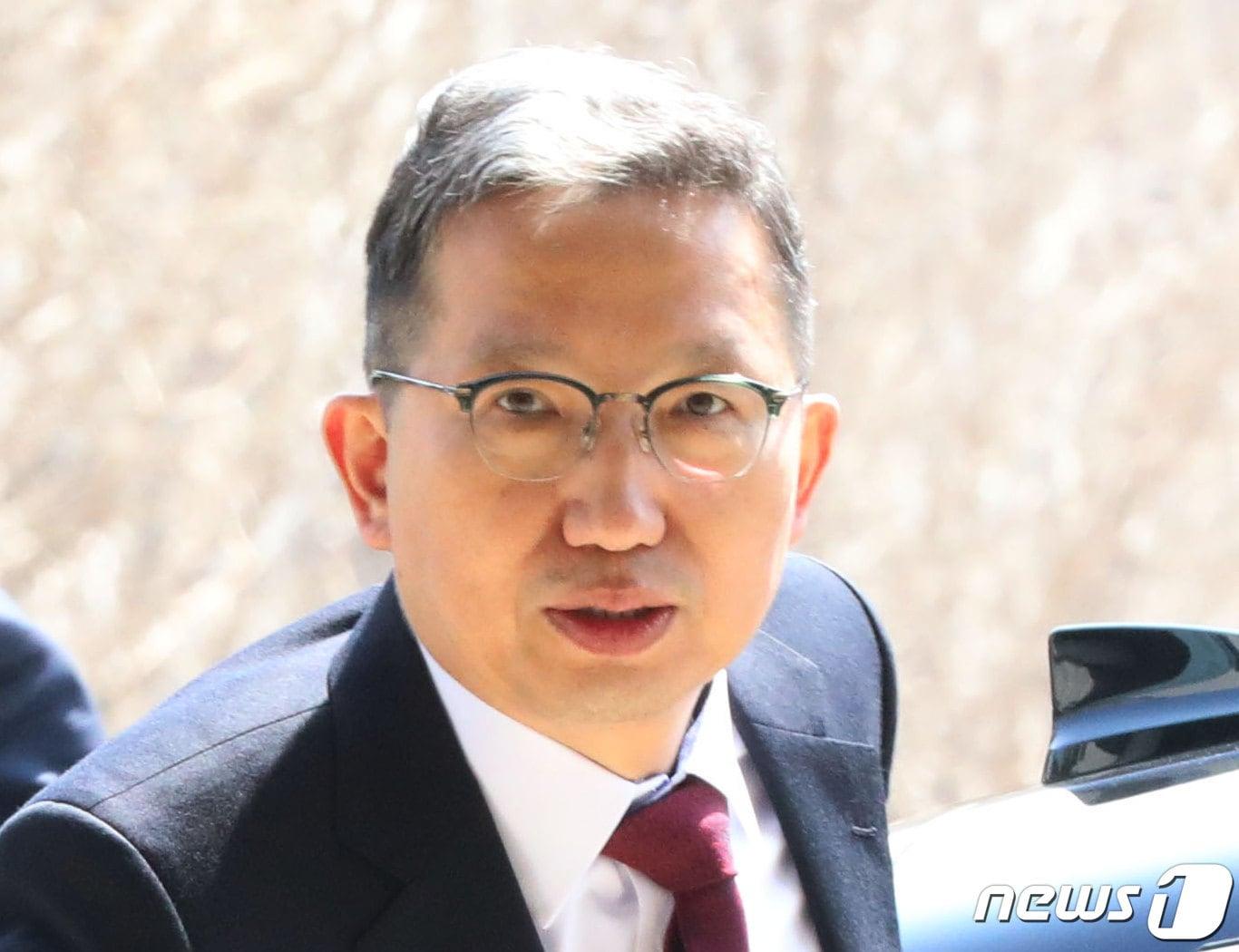 본문 이미지 - 국가수사본부장에 임명된 우종수 경기남부경찰청장(치안정감)이 27일 오후 경기 수원시 장안구 경기남부경찰청으로 외부일정을 마치고 들어오고 있다. 우 신임 본부장은 오는 29일 대통령에게 임명장을 받은 뒤 2년 임기를 시작한다. 2023.3.27/뉴스1 ⓒ News1 김영운 기자