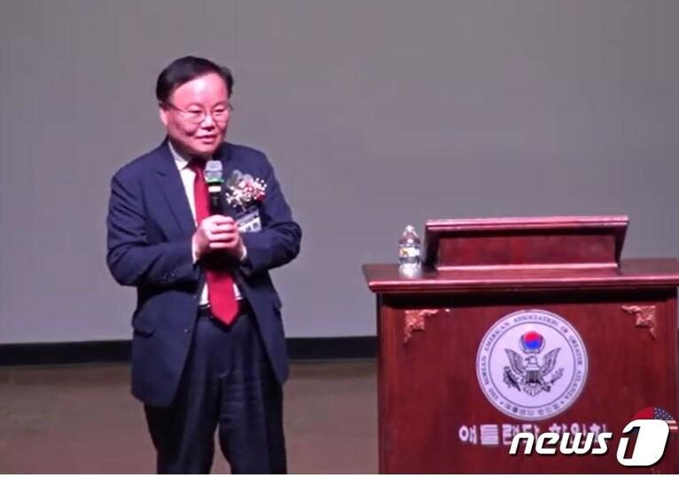 본문 이미지 - 지난 26일(한국시간) 미국 조지아주 애틀랜타 한인회관에서 강연하고 있는 김재원 국민의힘 최고위원. (유튜브 갈무리) ⓒ 뉴스1 