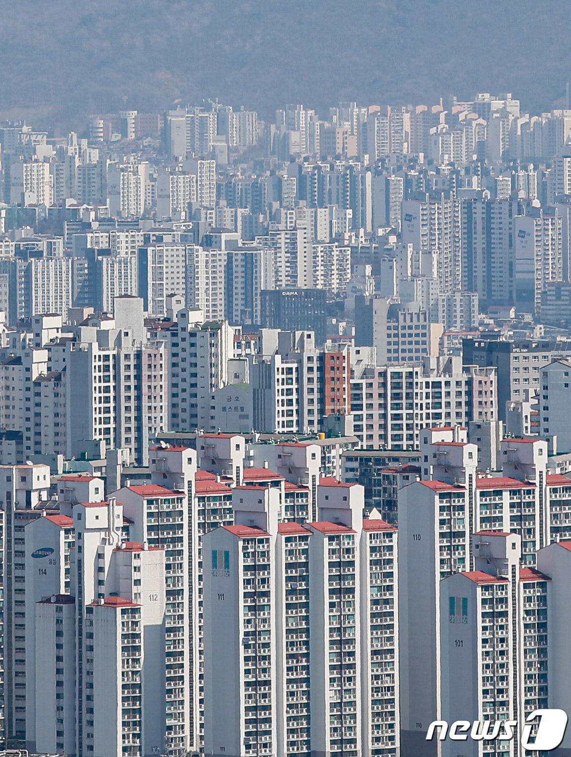 본문 이미지 - 27일 서울 중구 남산에서 바라본 아파트 모습. 2023.3.27/뉴스1 ⓒ News1 김도우 기자