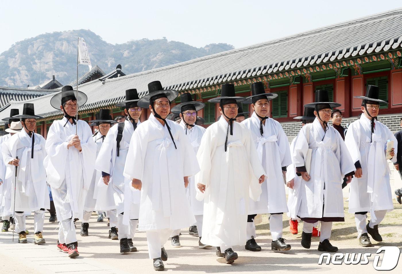 본문 이미지 - 서울 종로구 경복궁 사정전에서 열린 '퇴계 선생 마지막 귀향길 재현 행사'에서 갓과 도포를 착용한 참석자들이 행사의 첫걸음을 내딛고 있다. 사진은 '퇴계선생 귀향길 재현행사'/뉴스1