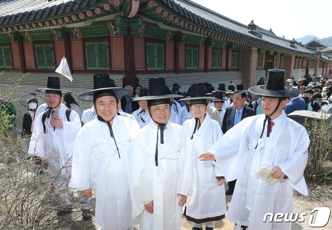 본문 이미지 - 27일 서울 종로구 경복궁 사정전에서 열린 '퇴계 선생 마지막 귀향길 재현 행사'에서 이철우 경북도지사 등 갓과 도포를 착용한 참석자들이 행사의 첫걸음을 내딛고 있다. 2023.3.27/뉴스1 ⓒ News1 송원영 기자