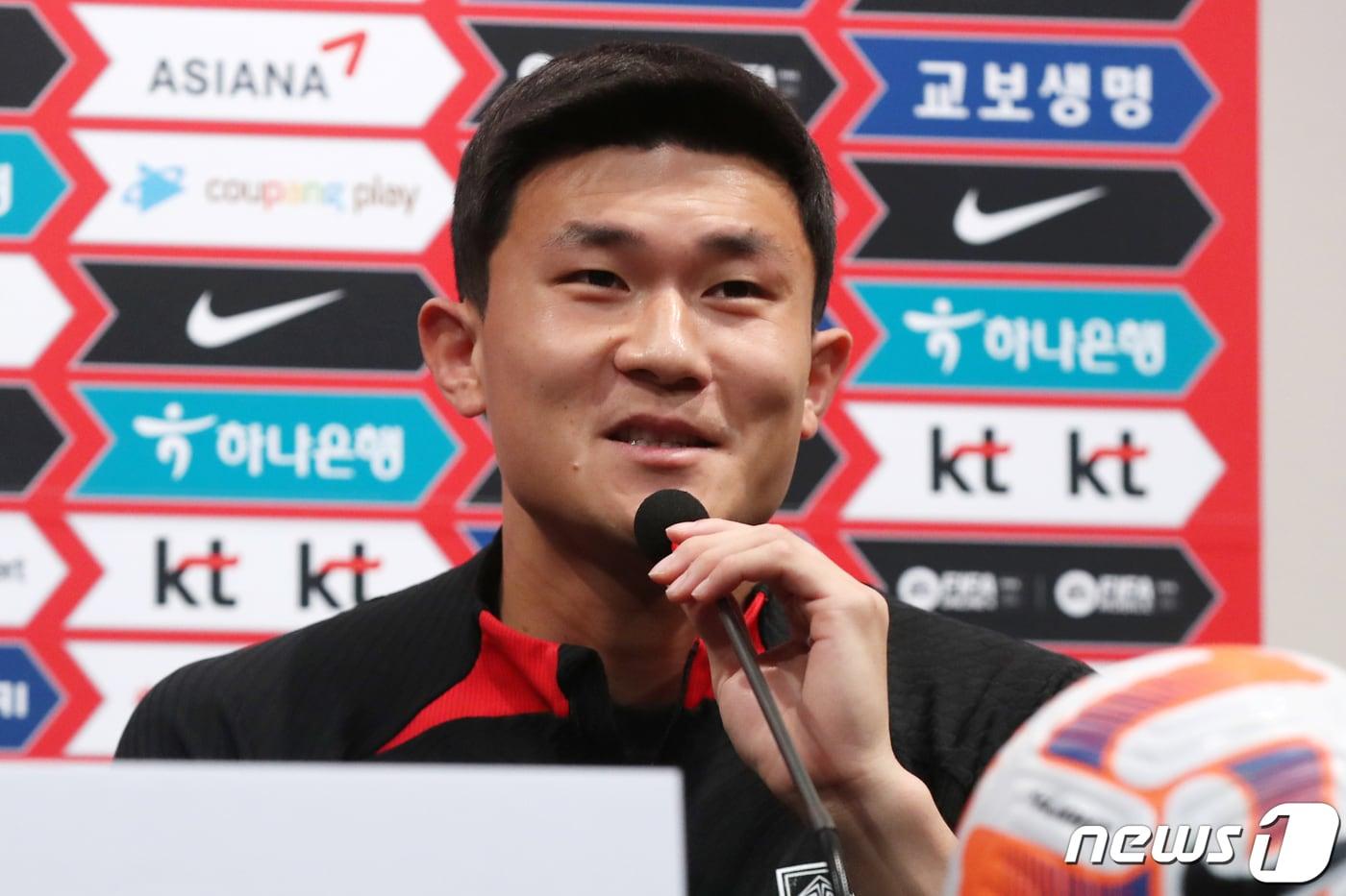 대한민국 축구 국가대표팀 김민재가 27일 오후 경기도 파주 축구국가대표트레이닝센터(NFC)에서 열린 기자회견에서 취재진의 질문에 답하고 있다. 2023.3.27/뉴스1 ⓒ News1 민경석 기자