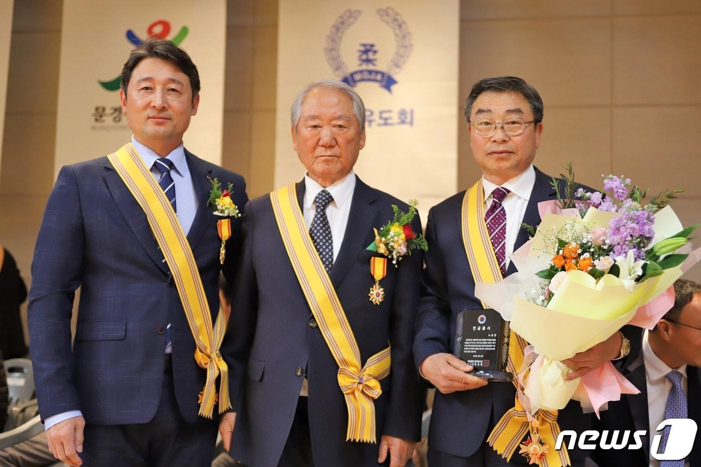 본문 이미지 - (왼쪽부터)전기영 용인대학교 교수, 강형원 명예회장, 노승찬 상임부회장.(충북유도회 제공).2023.3.27/뉴스1