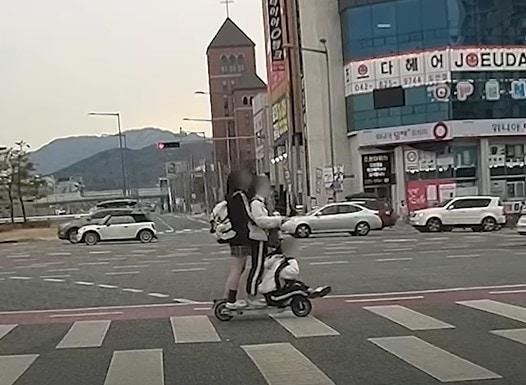 본문 이미지 - 지난 17일 대전 유성구 봉명동의 한 사거리에서 여학생 세 명이 한 대의 킥보드에 올라탄 모습이 포착됐다. (유튜브 '한문철 TV')