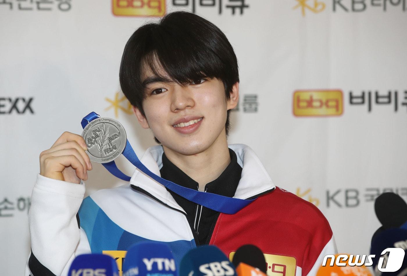 국제빙상경기연맹(ISU) 피겨 세계선수권대회에서 은메달을 획득한 차준환이 27일 서울 강서구 김포공항을 통해 귀국, 은메달을 들고 활짝 웃고 있다. 2023.3.27/뉴스1 ⓒ News1 김민지 기자