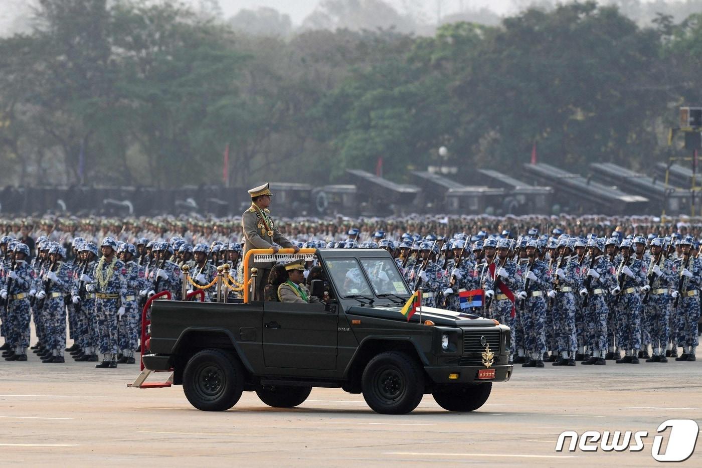 민 아웅 흘라잉 미얀마 군부 총사령관이 미얀마 네피도에서 열린 국군의 날 기념식에 참석해 부대를 사열하고 있다. ⓒ AFP=뉴스1 ⓒ News1 김성식 기자