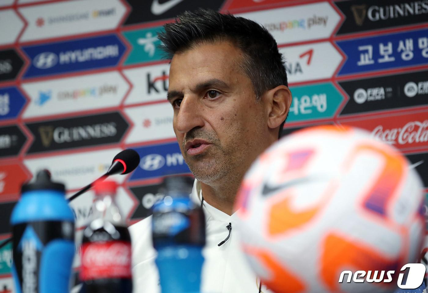남미의 강호 우루과이 대표팀 마르셀로 브롤리 감독대행이 27일 오후 서울 마포구 상암동 서울월드컵경기장에서 공식 기자회견을 하고 있다. 현재 FIFA랭킹 16위로 25위인 한국보다 객관적인 전력서 앞선 우루과이는 통산 9차례 맞대결에서도 한국에 6승2무1패로 앞서고 있다.2023.3.27/뉴스1 ⓒ News1 박정호 기자