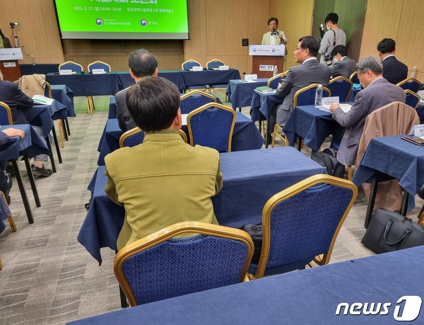 본문 이미지 - 김상협 2050 탄소중립녹색성장위원회 민간위원장이 27일 오후 서울 강남구 한국과학기술회관에서 열린 탄소중립 녹색성장 국가기본계획 수립 등을 위한 시민사회 토론회에서 인사말하고 있다. ⓒ 뉴스1 황덕현 기자