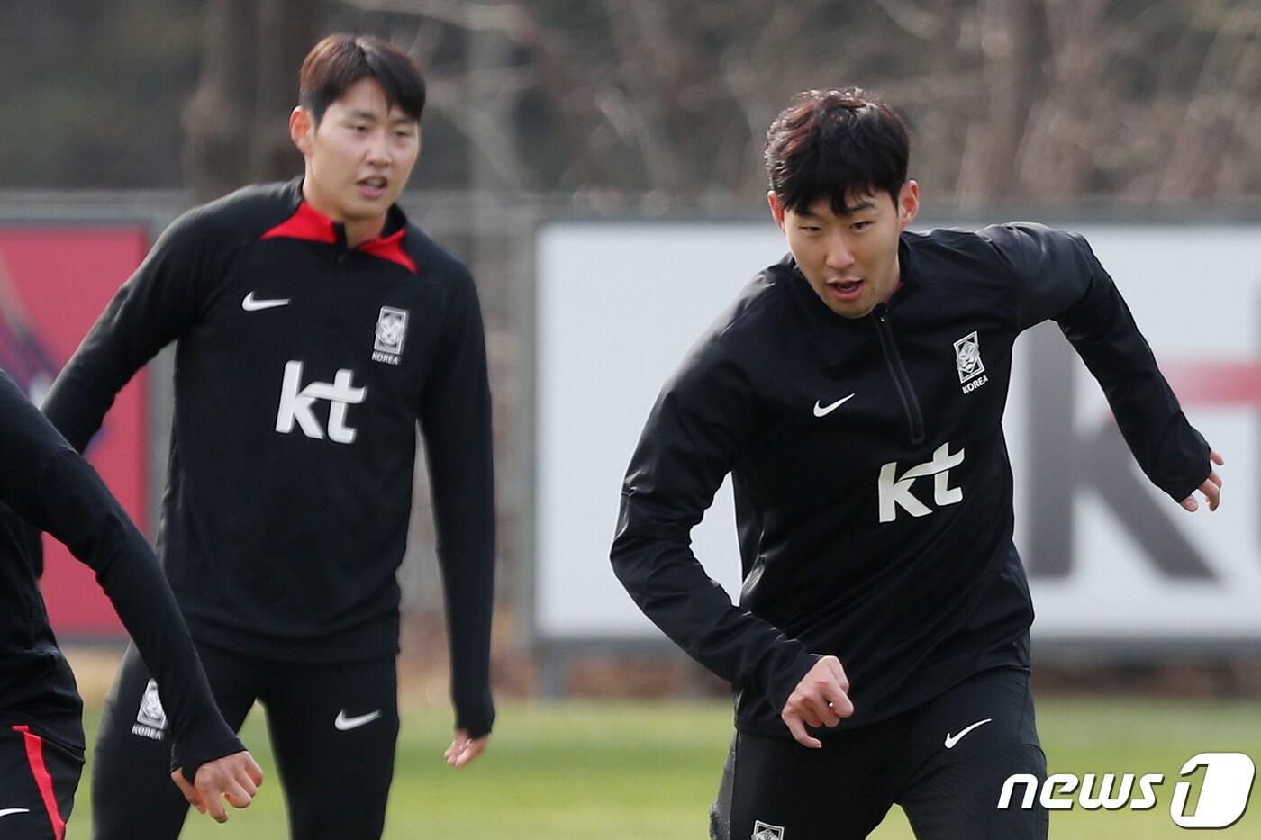 본문 이미지 - 대한민국 축구 국가대표팀 손흥민(오른쪽)과 이강인이 27일 오후 경기도 파주 축구국가대표트레이닝센터(NFC)에서 우루과이전을 앞두고 훈련을하고 있다. 2023.3.27/뉴스1 ⓒ News1 민경석 기자