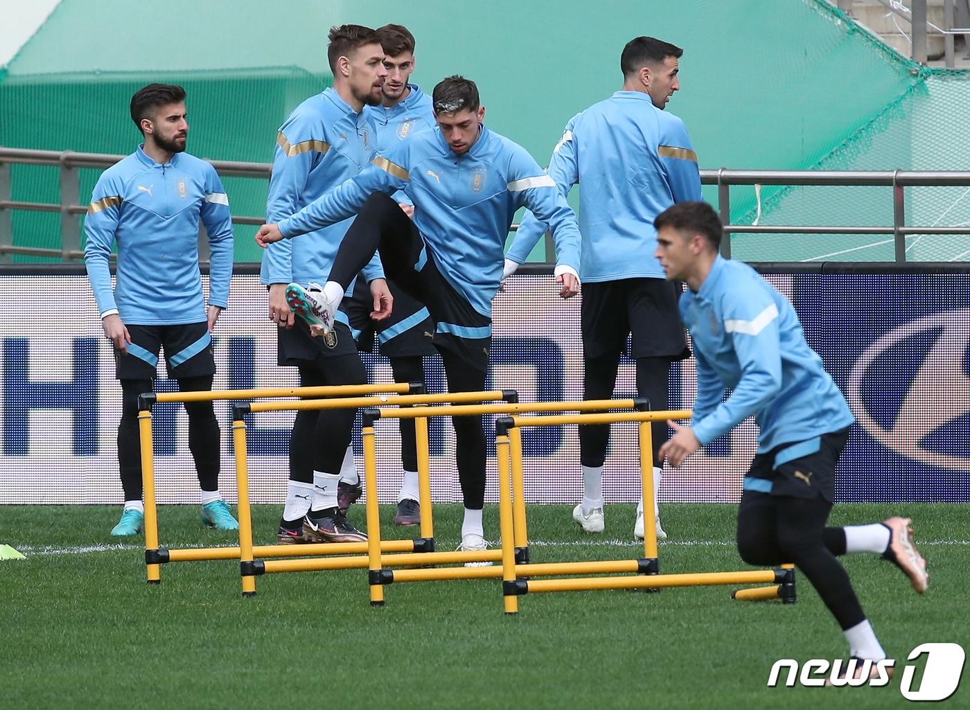 본문 이미지 - 남미의 강호 우루과이 대표팀 페데리코 발베르데를 비롯한 선수들이 27일 오후 서울 마포구 상암동 서울월드컵경기장에서 공식 훈련을 하고 있다.  2023.3.27/뉴스1 ⓒ News1 박정호 기자