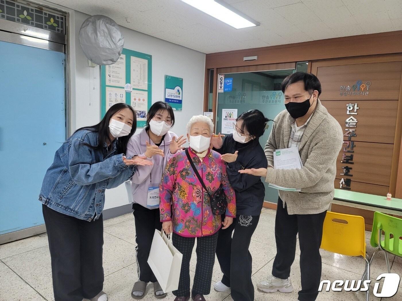 본문 이미지 - 가천대학교 휴먼보건과학융합연구소 직원들이 노인 근력검사를 진행한 후 기념사진을 촬영하고 있다. (가천대 제공)/ 뉴스1