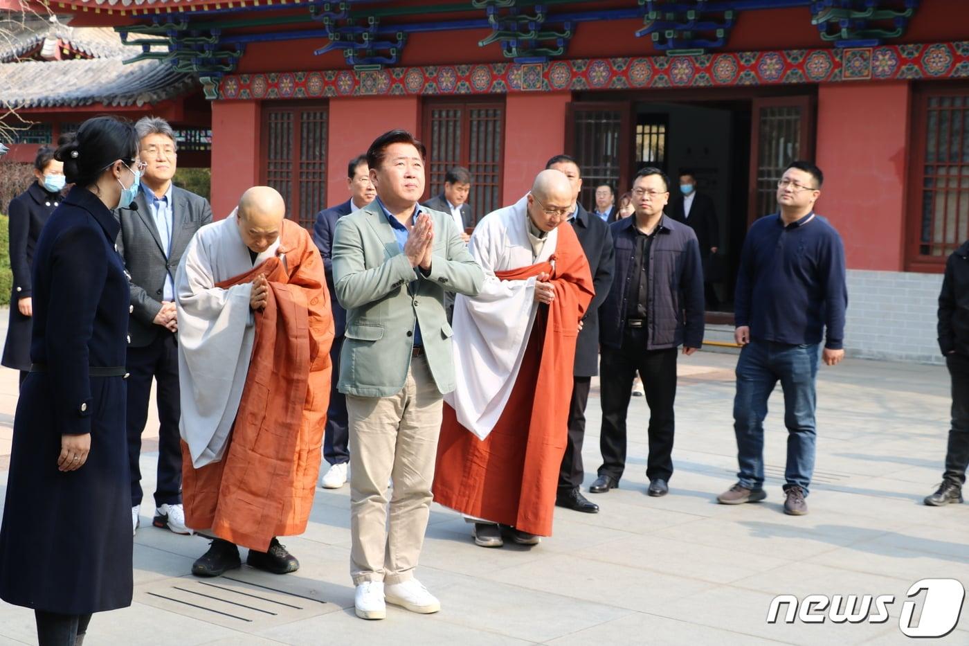  오영훈 제주도지사 등이 27일 중국 법화원에서 합장을 하고 있다(제주도 제공)