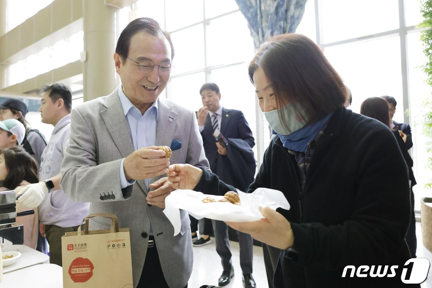 본문 이미지 - 박상돈 천안시장이 시청에 마련된 호두과자 굽기 체험행사에서 갓 구운 호두과자를 맛보고 있다. (천안시청 제공) /뉴스1