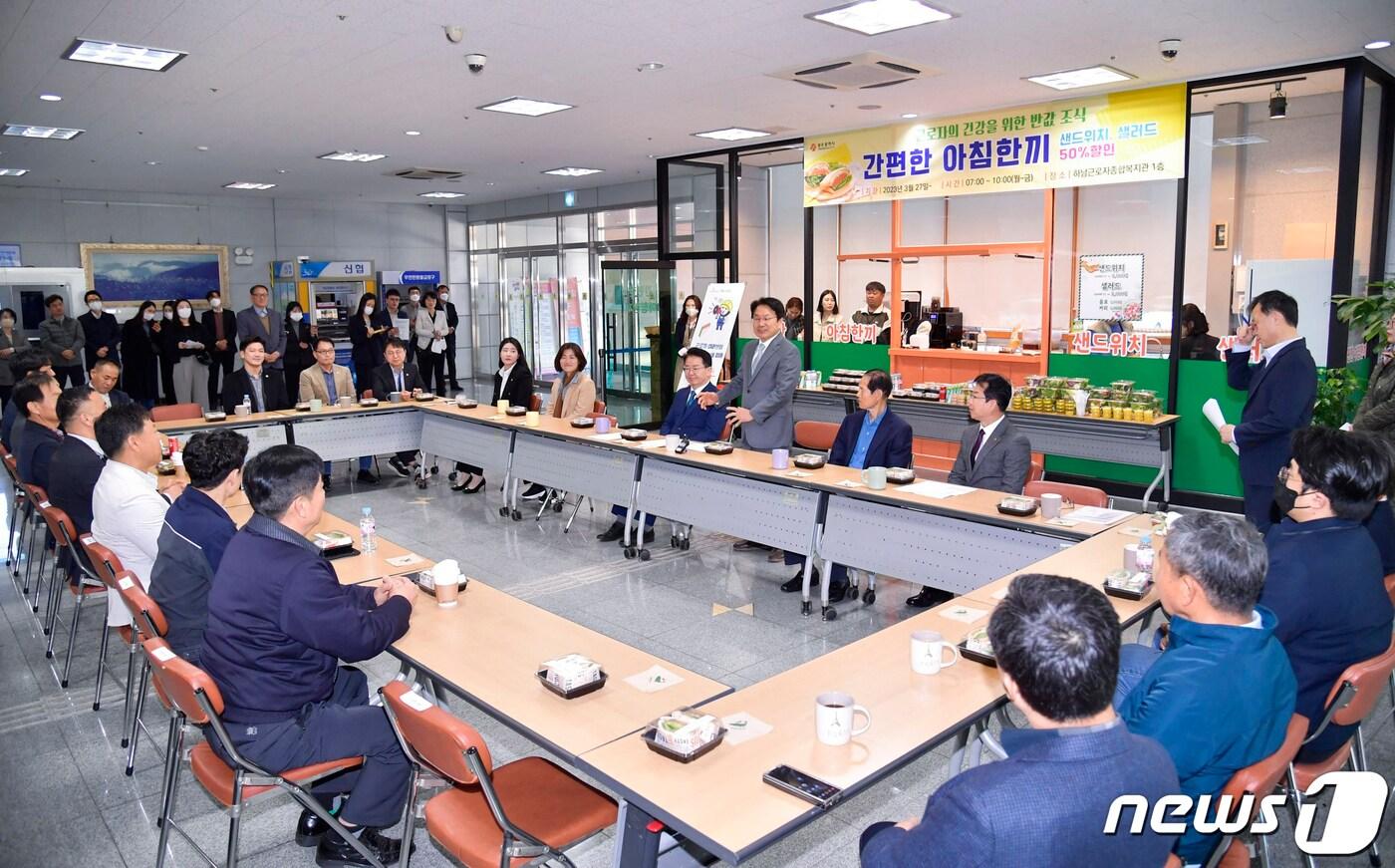본문 이미지 - 강기정 광주시장이 지난 3월27일 오전 광산구 하남근로자종합복지관 1층에 마련된 산단근로자 조식지원 '간편한 아침한끼' 개소식에 참석해 인사말을 하고 있다.(광주시 제공)2023.3.27/뉴스1 