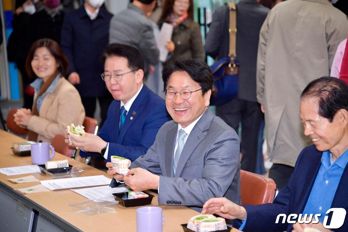 본문 이미지 - 강기정 광주시장이 27일 오전 광산구 하남근로자종합복지관 1층에 마련된 산단근로자 조식지원 '간편한 아침한끼' 개소식에 참석해 근로자들과 샌드위치를 먹으며 대화를 나누고 있다.(광주시 제공)2023.3.27/뉴스1 