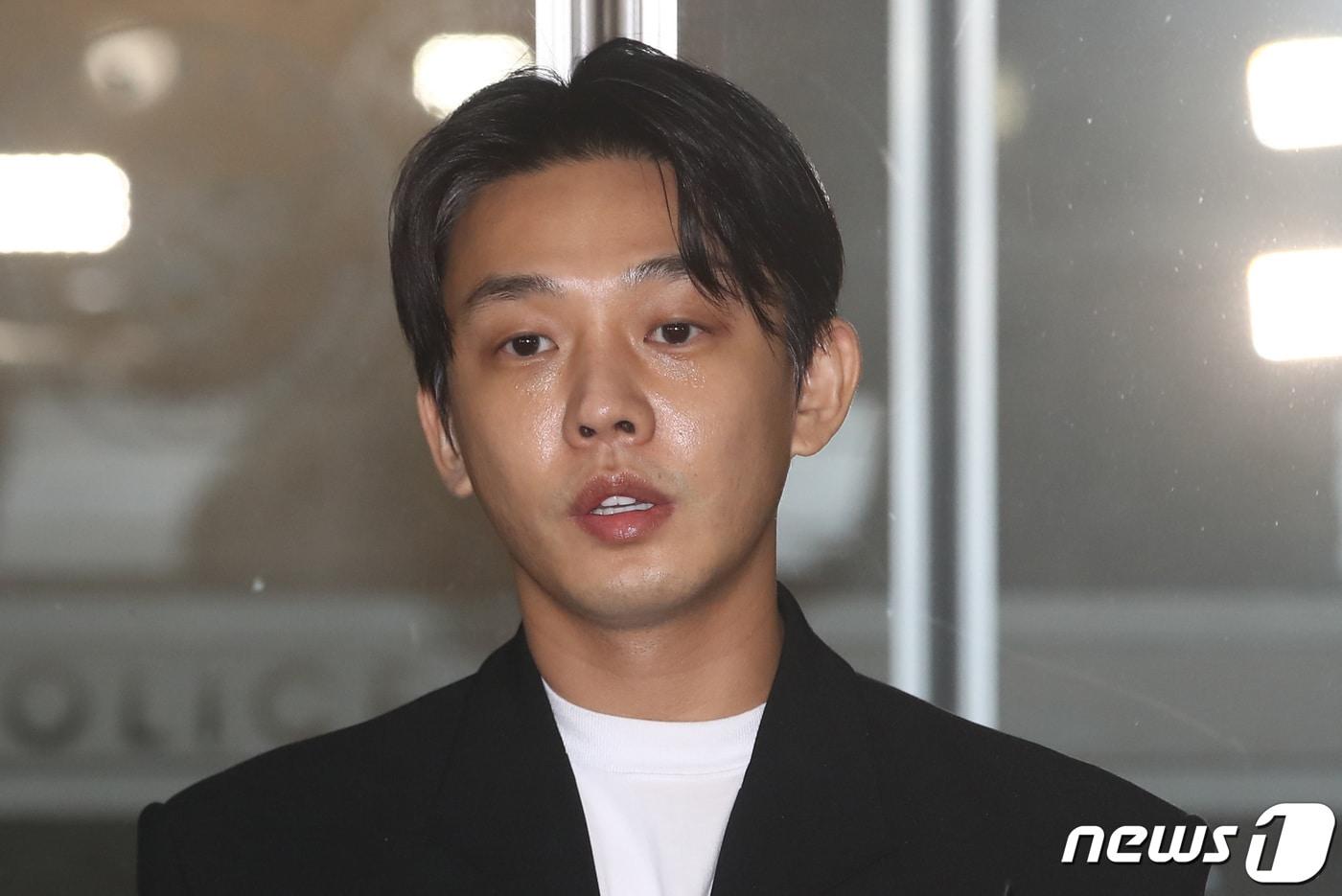 배우 유아인(본명 엄홍식)이 27일 서울 마포구 서울경찰청 마포청사에 출석해 마약 투약 혐의 관련 조사를 마치고 나오며 입장을 밝히고 있다. ⓒ News1 