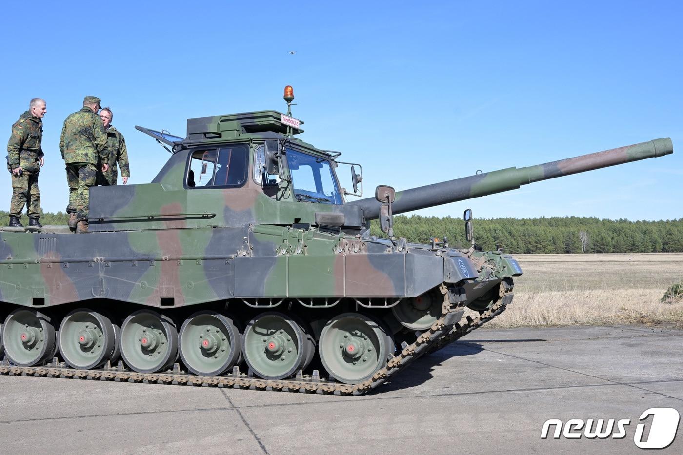 16일(현지시간) 보리스 피스토리우스 독일 국방부 장관이 마그데부르크 인근 마르빈켈 소재 군 기지에서 자국의 주력전차 레오파르트 훈련을 시찰하고 있다. 2023.3.16 ⓒ 로이터=뉴스1 ⓒ News1 정윤미 기자