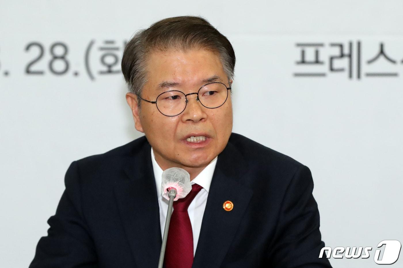 본문 이미지 - 이정식 고용노동부 장관이 서울 중구 프레스센터에서 열린 '고용노동부-경제 5단체 간담회'에서 모두발언을 하고 있다. 2023.3.28/뉴스1 ⓒ News1 황기선 기자