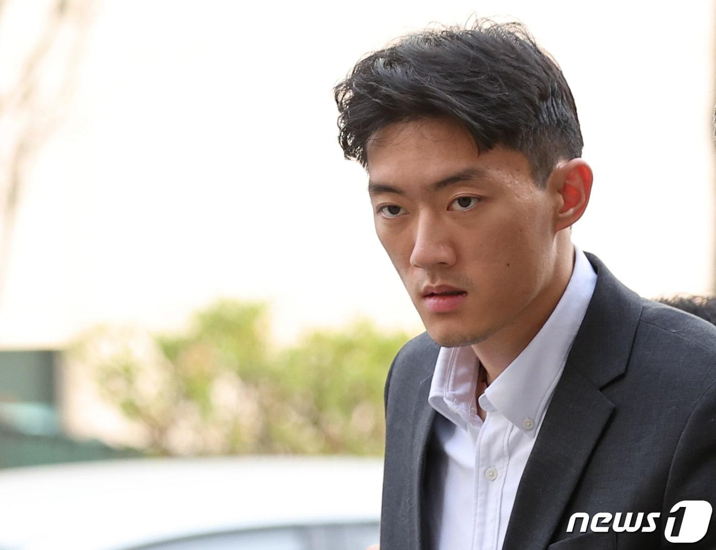 본문 이미지 - 고 전두환씨 일가의 비자금 의혹 등을 폭로한 손자 전우원 씨가 28일 오전 마약 투약 혐의로 서울 마포구 서울경찰청 마약범죄수사대로 연행되고 있다. 2023.3.28/뉴스1 ⓒ News1 구윤성 기자