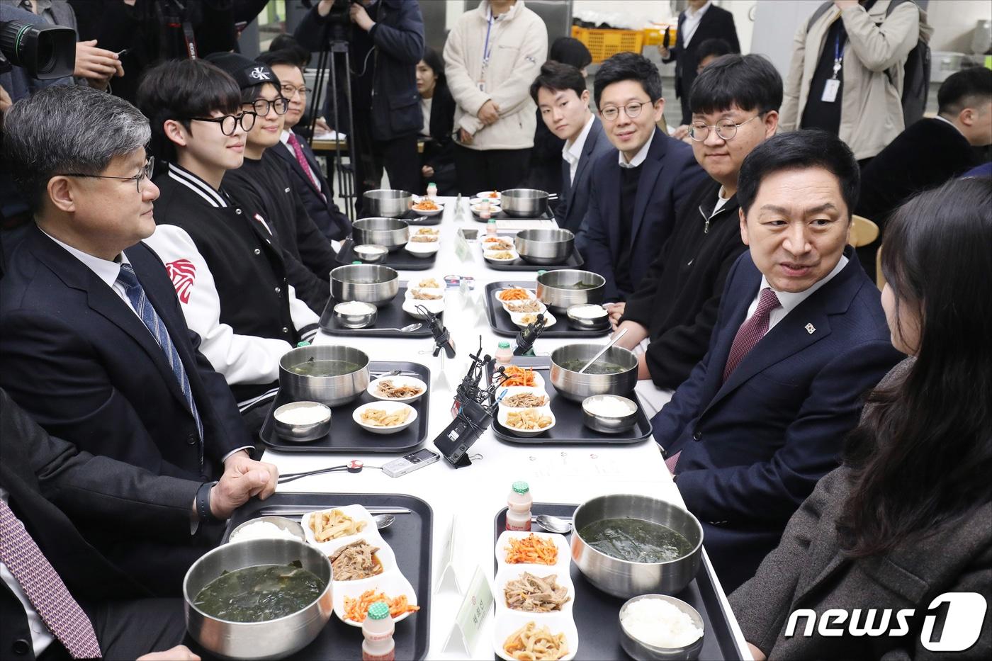 본문 이미지 - 김기현 국민의힘 대표가 지난달 28일 오전 서울 동대문구 경희대학교 푸른솔문화관 학생식당에서 대학생들에게 제공되는 '천원의 아침밥'을 함께 먹고 있다. (공동취재) 2023.3.28/뉴스1 ⓒ News1 허경 기자
