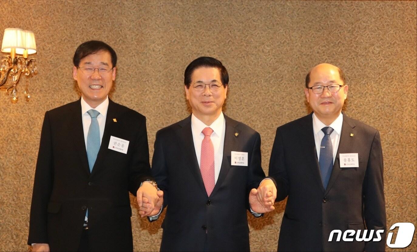본문 이미지 - 한국교회총연합 대표회장단 왼쪽부터 권순웅 목사, 이영훈 목사, 송홍도 목사