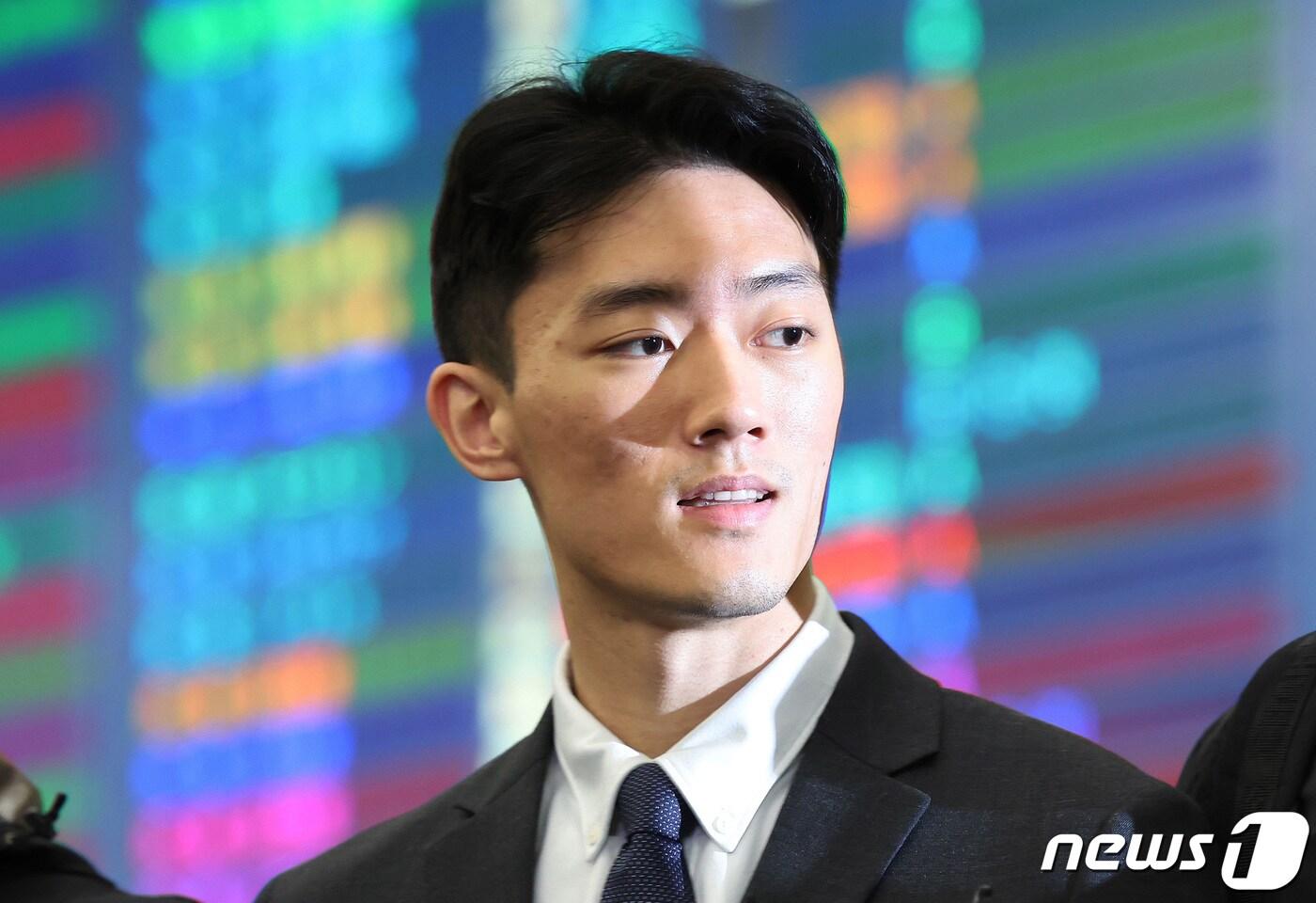 고 전두환씨 일가의 비자금 의혹 등을 폭로한 손자 전우원씨가 28일 오전 인천국제공항에서 마약 투약 혐의로 체포, 서울경찰청 마약범죄수사대로 연행되기 전 취재진 질문에 답하고 있다. (공동취재) 2023.3.28/뉴스1 ⓒ News1 안은나 기자