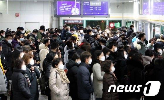 본문 이미지 - 사진은 지난 2021년 1월5일 풍무-김포공항 방향으로 운행하던 김포 골드라인 전동차가 원인을 알 수 없는 이유로 멈춰서면서 승객들이 김포공항역에서 전동차를 기다리고 있는 모습.2021.1.5/뉴스1 ⓒ News1 정진욱 기자