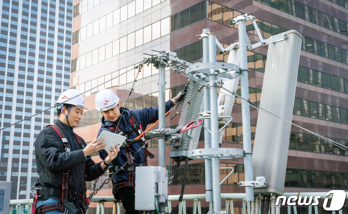 SK텔레콤과 SK오앤에스 직원이 A-STAR를 통해 네트워크 품질을 점검하는 모습. &#40;SK텔레콤 제공&#41; 2023.3.28/뉴스1