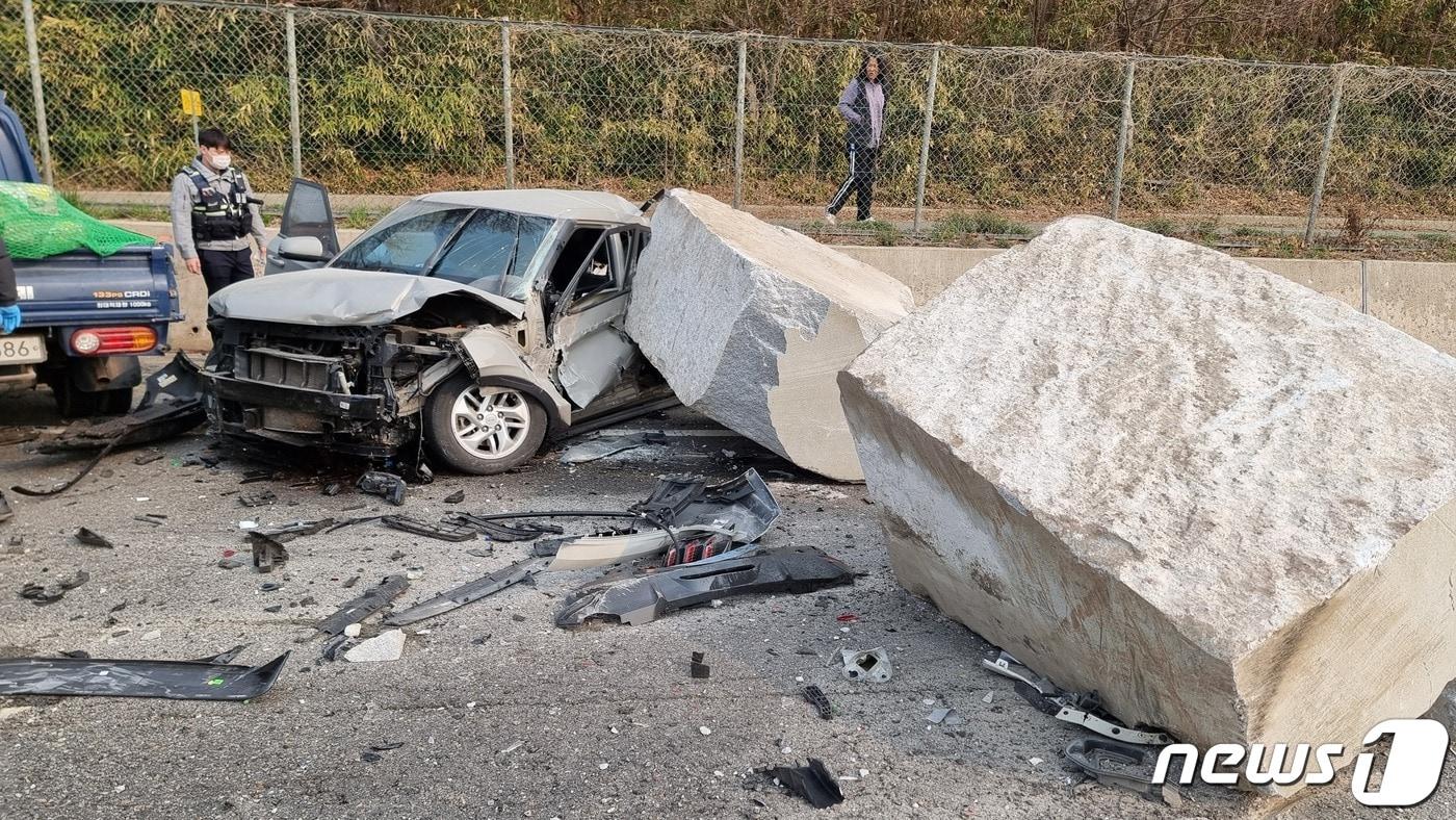 28일 오전 8시56분께 전북 군산시 옥구면 국도 21호선(군산방향)에서 1톤 화물차와 승용차 등 차 4대가 부딪혔다.(전북소방본부 제공)2023.3.28/뉴스1