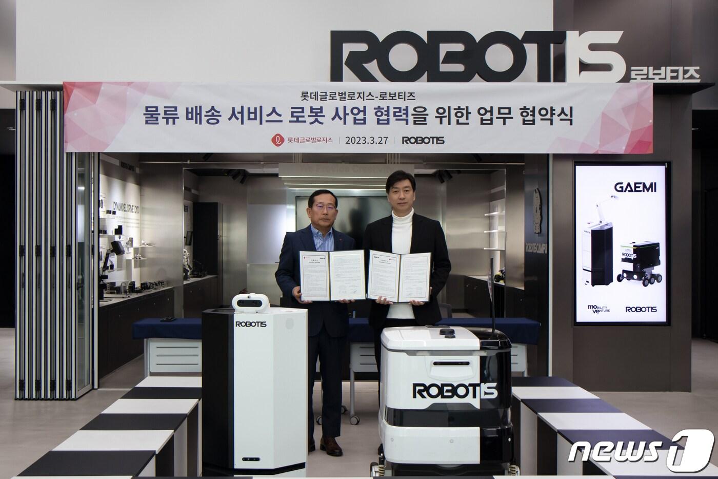 본문 이미지 - 박찬복 롯데글로벌로지스 대표이사(왼쪽)와 김병수 로보티즈 대표가 기념사진을 찍고 있다.(롯데글로벌로지스 제공)