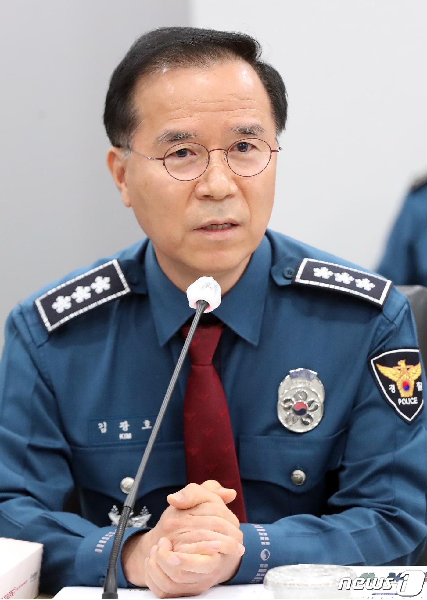 본문 이미지 - 김광호 서울경찰청장이 28일 오전 서울시청 영상회의실에서 열린 '2023년 제1차 서울특별시 안전관리위원회 및 긴급대응기관협의회'에서 모두발언을 하고 있다. 2023.3.28/뉴스1 ⓒ News1 황기선 기자