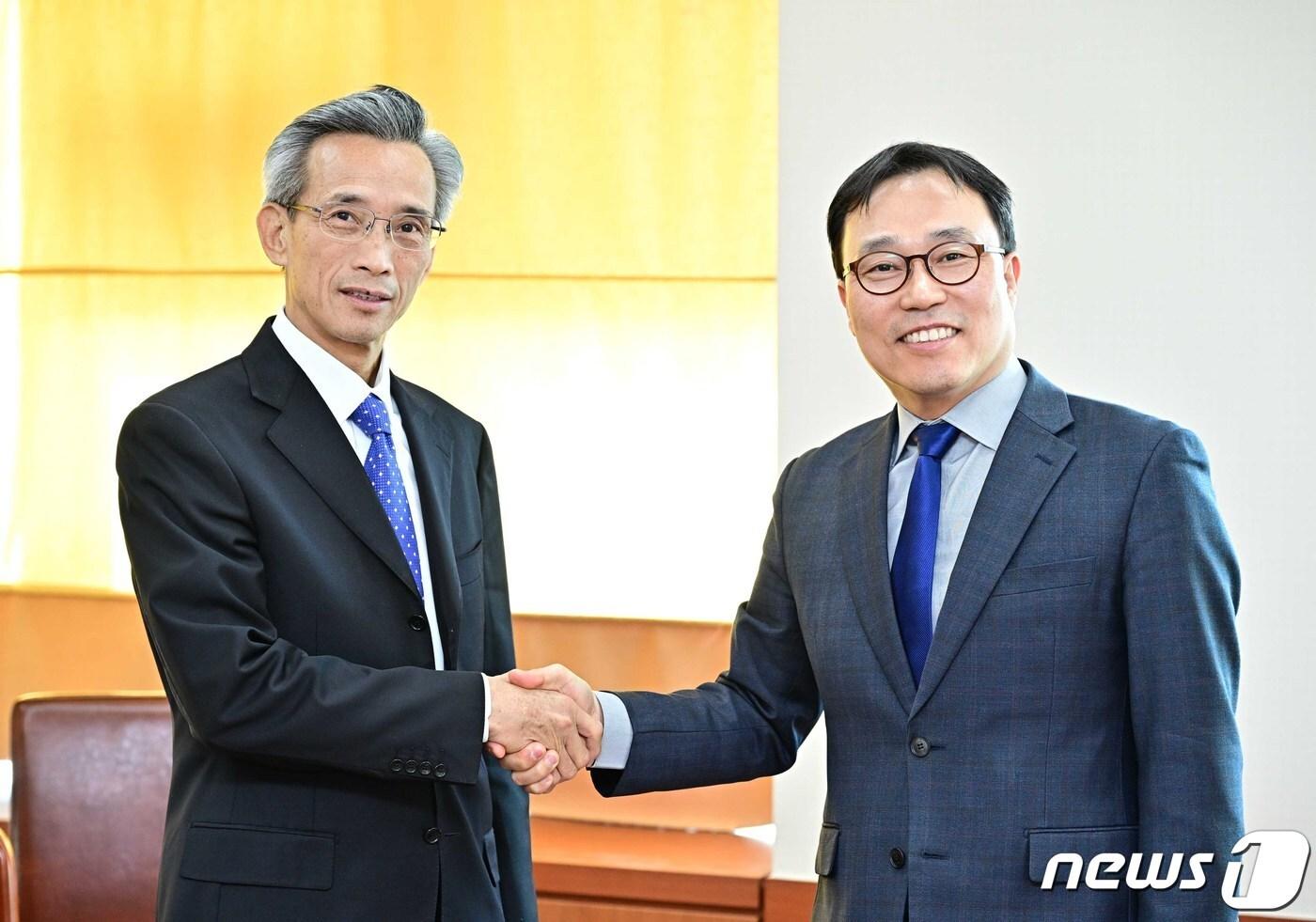 본문 이미지 - 최영삼 외교부 차관보(오른쪽)과 린쑹텐 중국 인민대외우호협회장. (외교부 제공) 2023.3.28/뉴스1