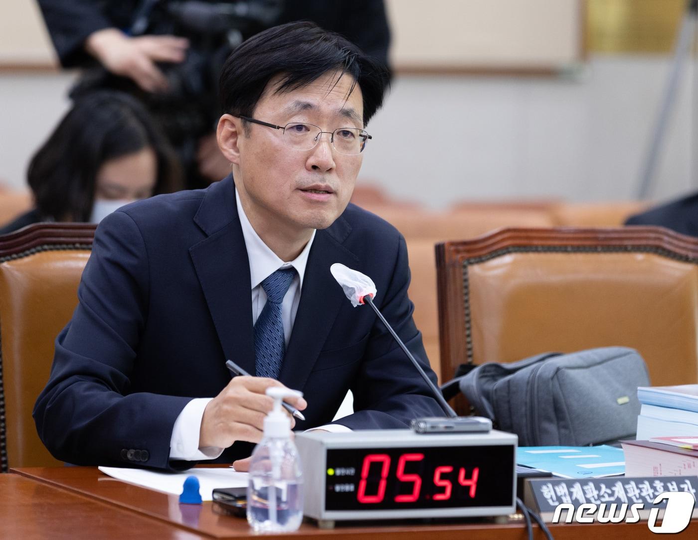본문 이미지 - 김형두 헌법재판관 후보자가 28일 오전 서울 여의도 국회 법제사법위원회에서 열린 인사청문회에서 의원 질의에 답변하고 있다. 2023.3.28/뉴스1 ⓒ News1 이재명 기자