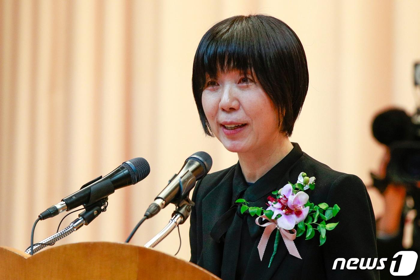 본문 이미지 - 이선애 재판관이 28일 서울 종로구 헌법재판소에서 열린 퇴임행사에서 미소짓고 있다. 2023.3.28/뉴스1 ⓒ News1 안은나 기자