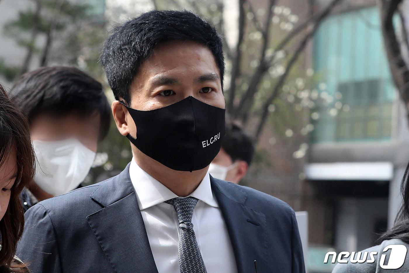 본문 이미지 - 자본시장법 위반과 횡령·배임 혐의를 받고있는 김용빈 대우조선해양건설 회장이 28일 오후 구속 전 피의자심문(영장실질심사)을 받기 위해 서울 남부지방법원에 출석하고 있다. 2023.3.28/뉴스1 ⓒ News1 이동해 기자