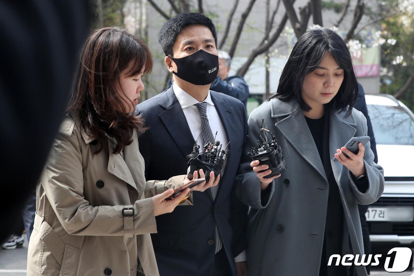 본문 이미지 - 자본시장법 위반과 횡령·배임 혐의를 받고 있는 김용빈 대우조선해양건설 회장이 28일 오후 구속 전 피의자심문(영장실질심사)을 받기 위해 서울 남부지방법원에 출석하고 있다. 2023.3.28/뉴스1 ⓒ News1 이동해 기자